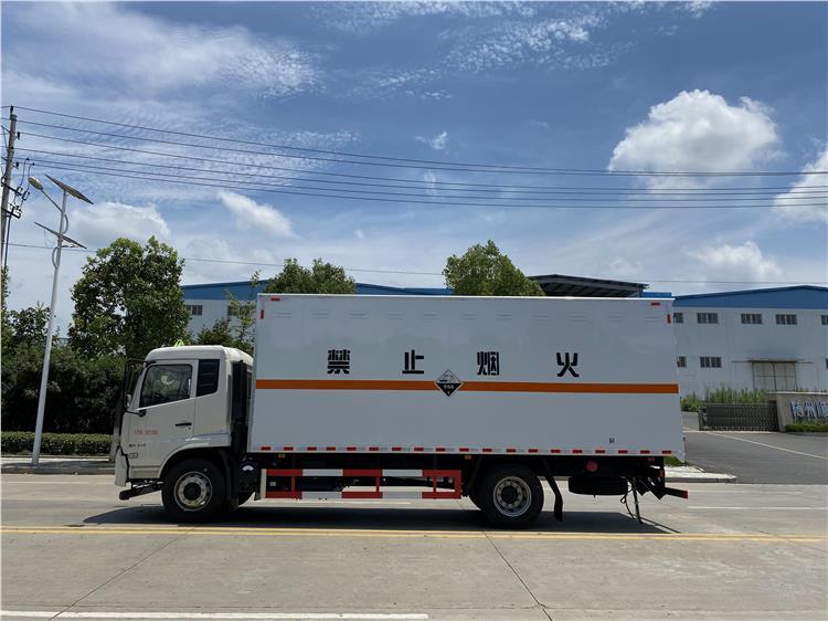 东风新款腐蚀性物品运输车 热镀锌合页与农药专用厢式车的专业之选